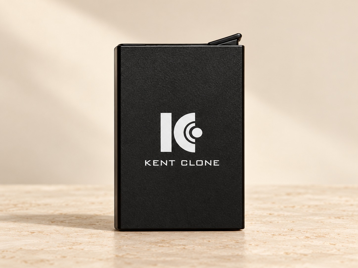 Portacarte Slim nero in alluminio su fondo studio pulito